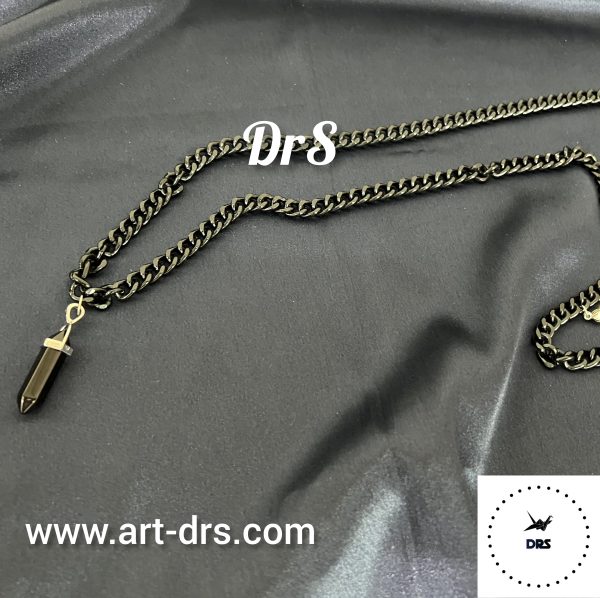 گردنبند بلند رومانتویی طرح منشور اونیکس با زنجیر کارتیه گردنبند بلند رومانتویی طرح منشور اونیکس با زنجیر کارتیه