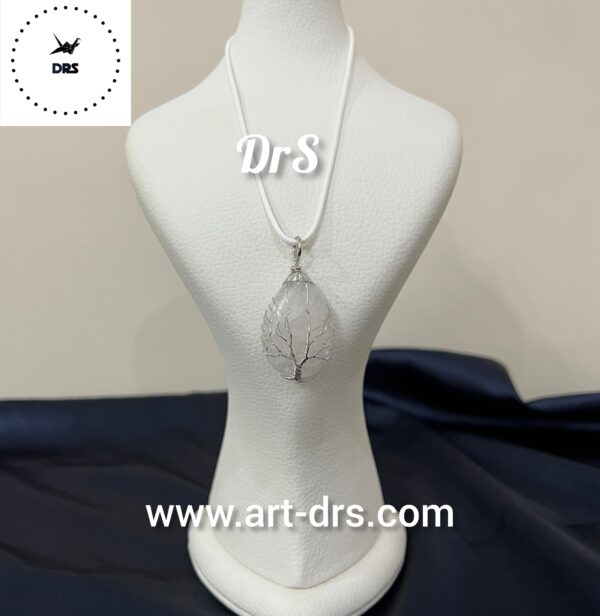 گردنبند کوارتز سفید با درخت زندگی و بند چرم گردنبند کوارتز سفید با درخت زندگی و بند چرم