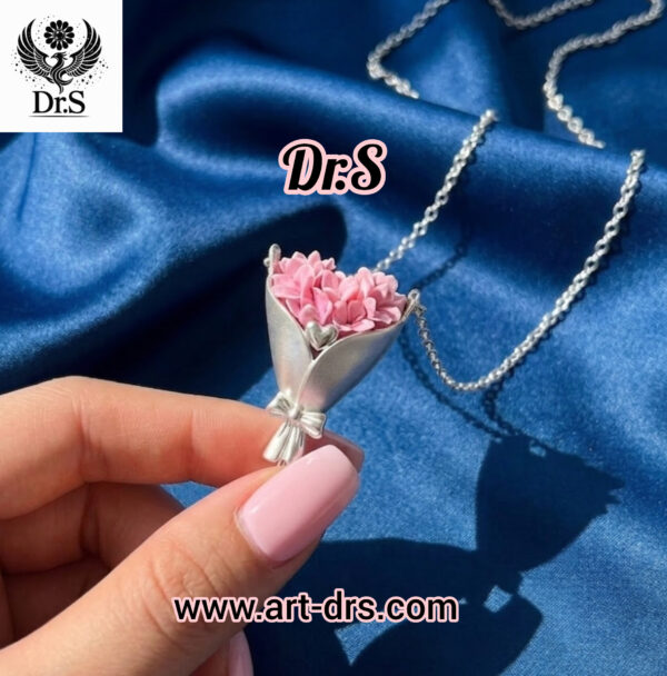 گردنبند نقره طرح دسته گل و زنجير برند دياراس جهت قراردادن گل طبیعی در ان بسیار ترند